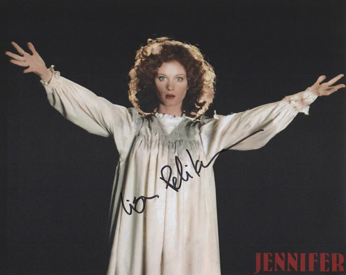 Lisa Pelikan autograph