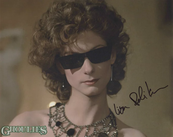 Lisa Pelikan autograph