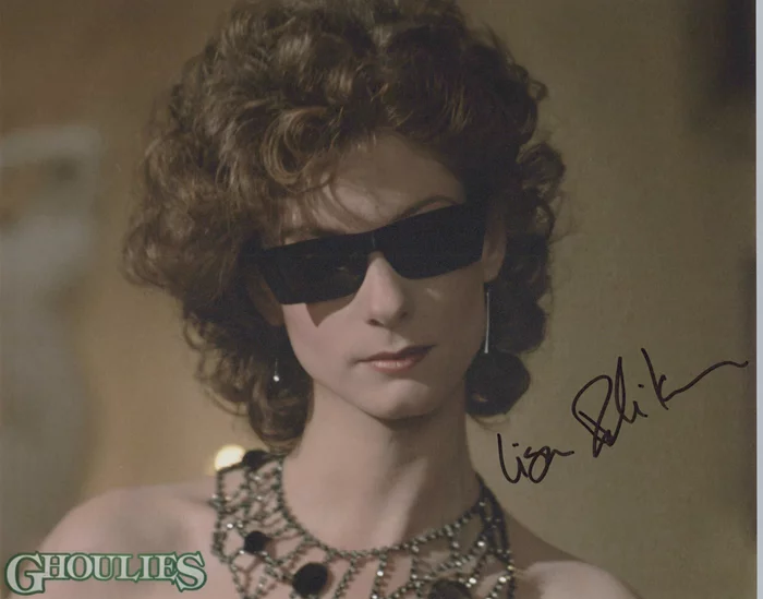Lisa Pelikan autograph