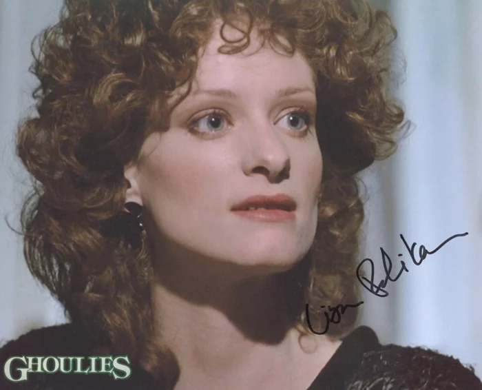 Lisa Pelikan autograph