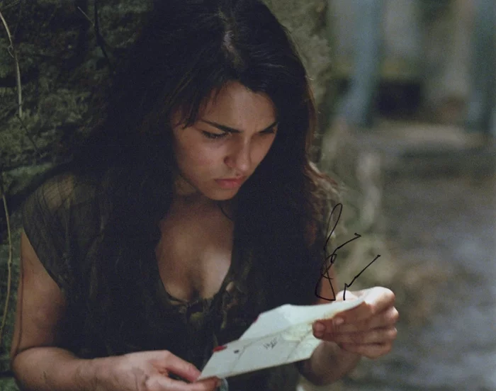 Samantha Barks autograph