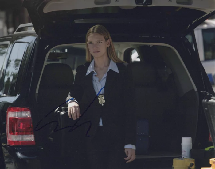 Anna Torv autograph