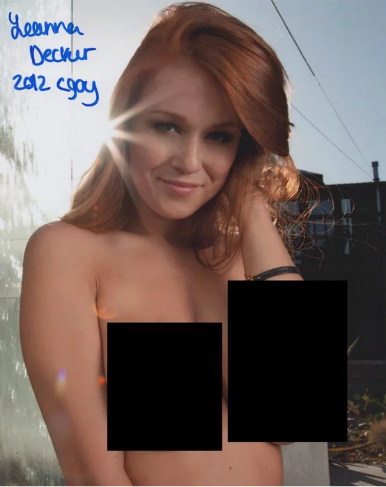 Leanna Decker autograph
