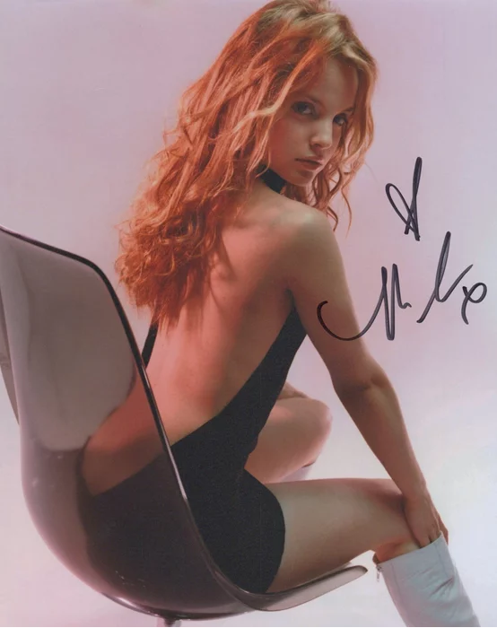 Mena Suvari autograph