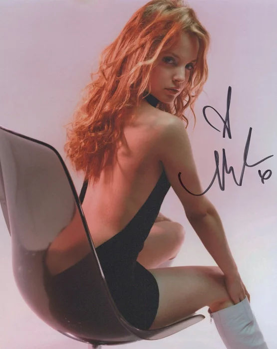 Mena Suvari autograph