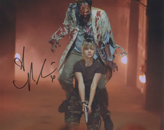 Mena Suvari autograph