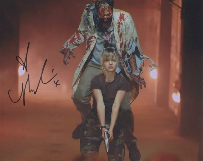 Mena Suvari autograph