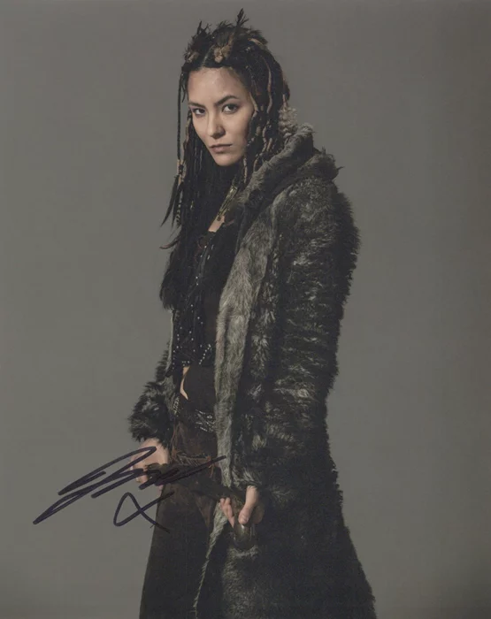 Jessica Matten autograph