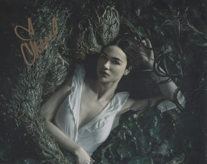 Crystal Reed autograph