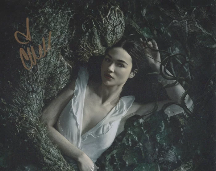Crystal Reed autograph