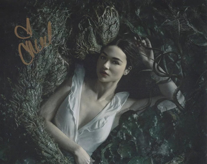 Crystal Reed autograph