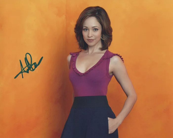 Autumn Reeser autograph