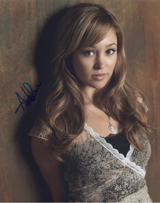 Autumn Reeser autograph