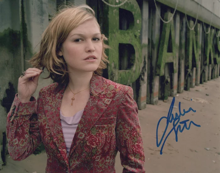 Julia Stiles autograph