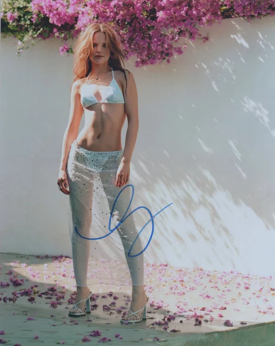 Mena Suvari autograph