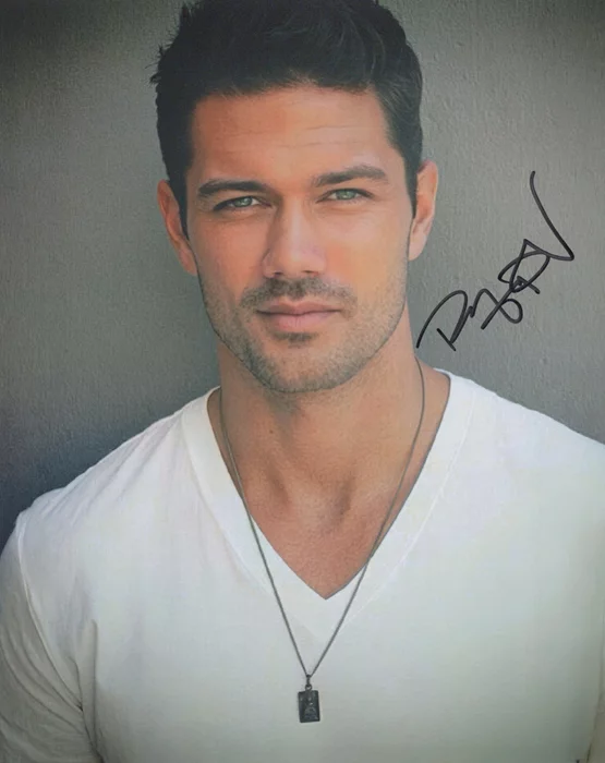 Ryan Paevey autograph