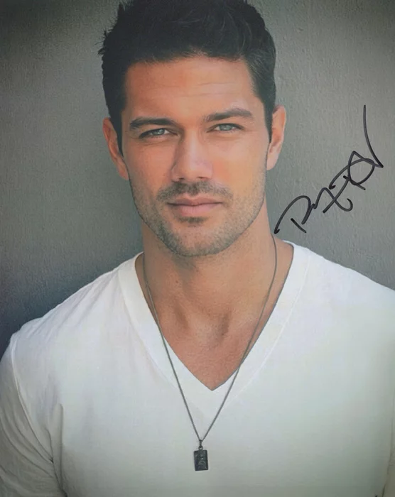 Ryan Paevey autograph