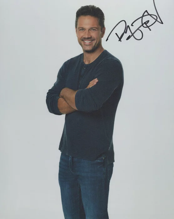 Ryan Paevey autograph