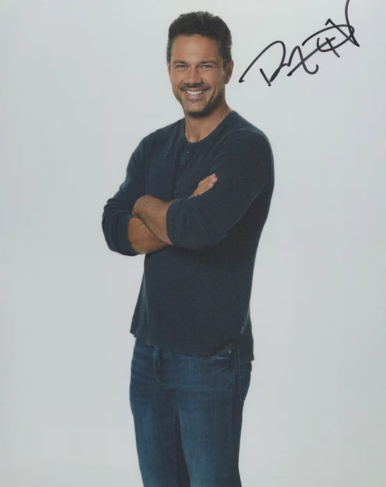 Ryan Paevey autograph