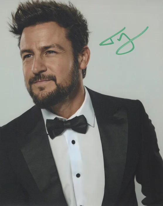 Tyler Hynes autograph