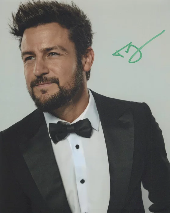 Tyler Hynes autograph
