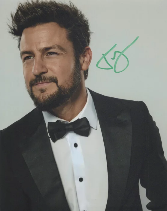 Tyler Hynes autograph