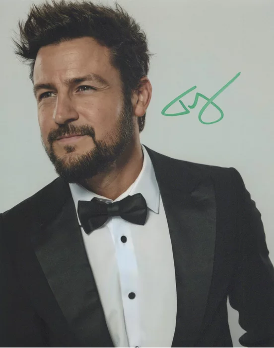 Tyler Hynes autograph