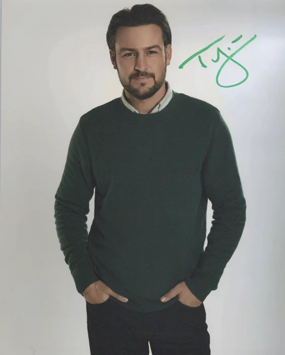 Tyler Hynes autograph