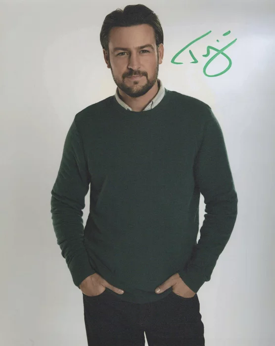 Tyler Hynes autograph