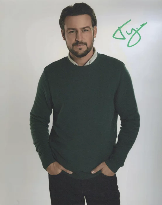 Tyler Hynes autograph