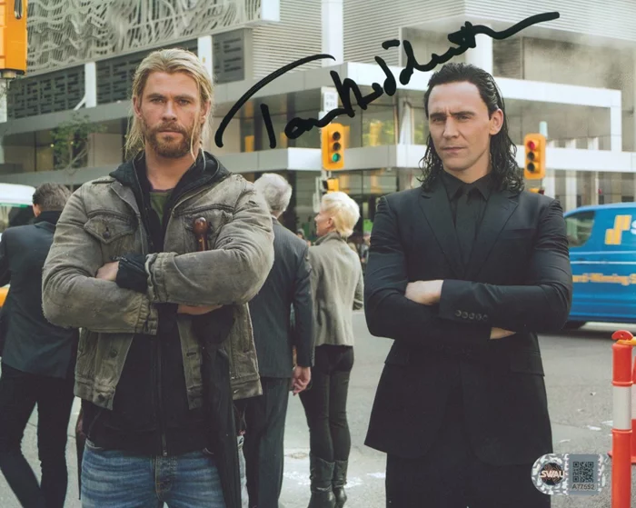 Tom Hiddleston autograph