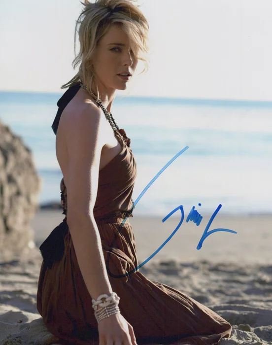 Tea Leoni autograph