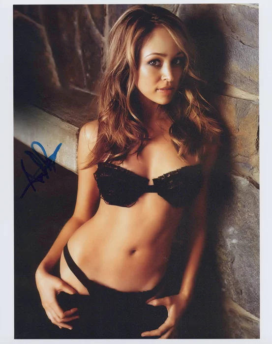 Autumn Reeser autograph