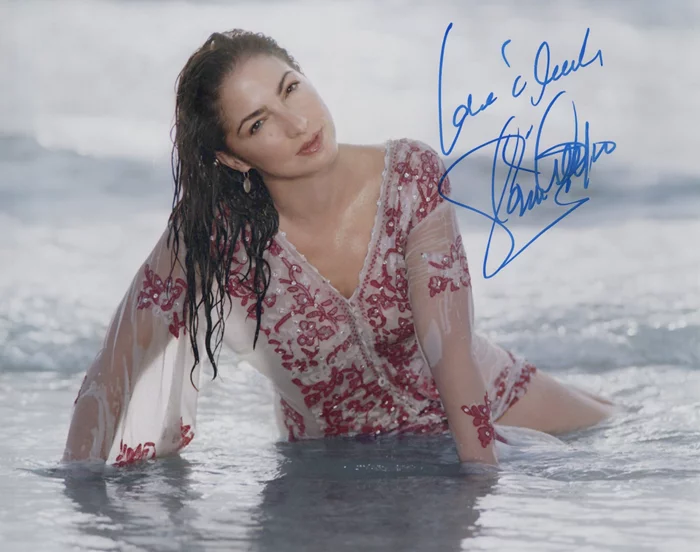 Gloria Estefan autograph