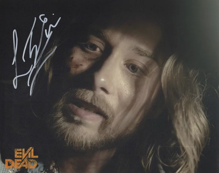 Lou Taylor Pucci autograph
