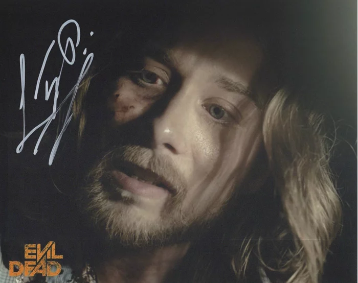 Lou Taylor Pucci autograph