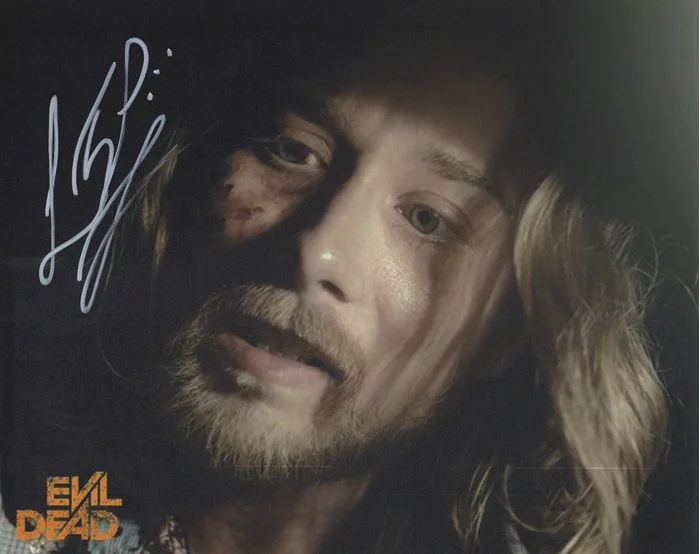 Lou Taylor Pucci autograph