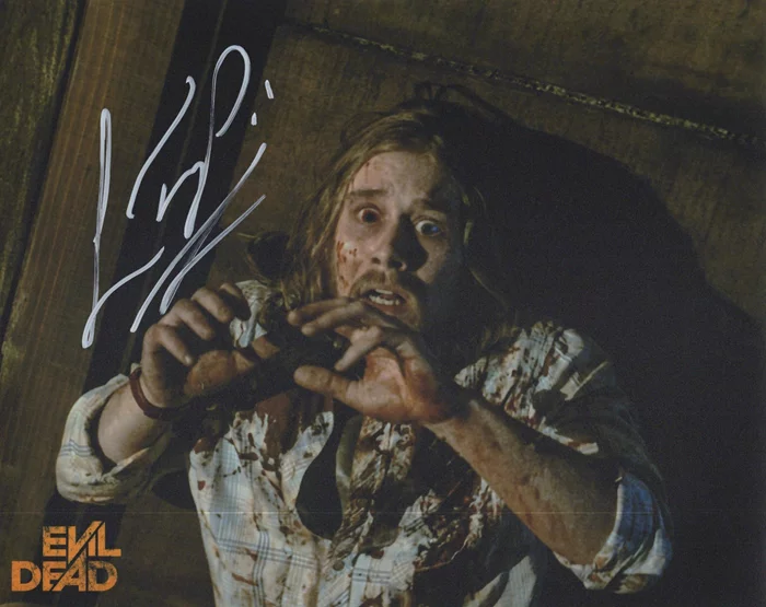 Lou Taylor Pucci autograph