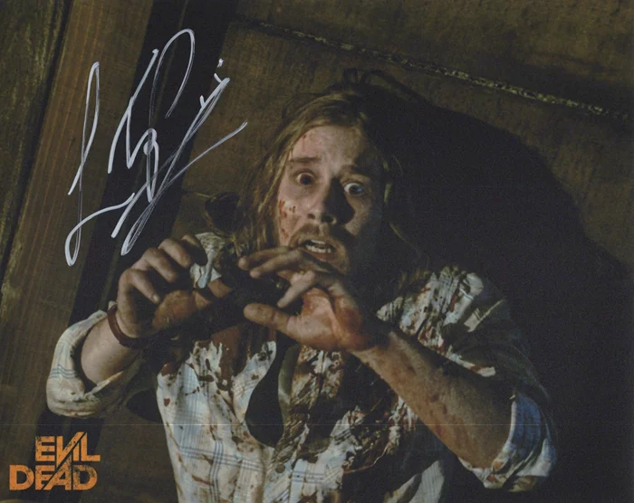 Lou Taylor Pucci autograph
