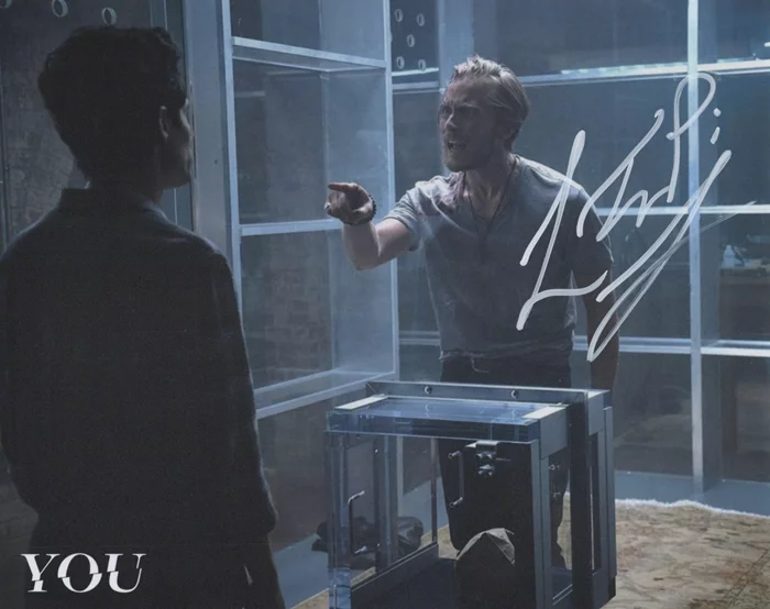 Lou Taylor Pucci autograph