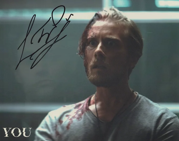 Lou Taylor Pucci autograph