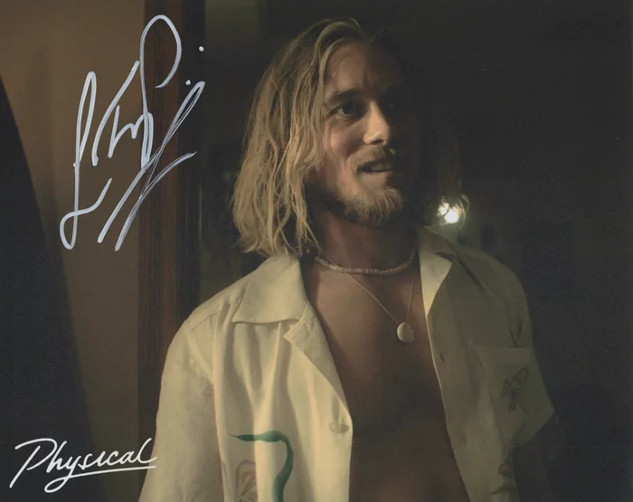 Lou Taylor Pucci autograph