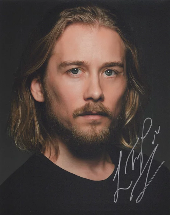 Lou Taylor Pucci autograph