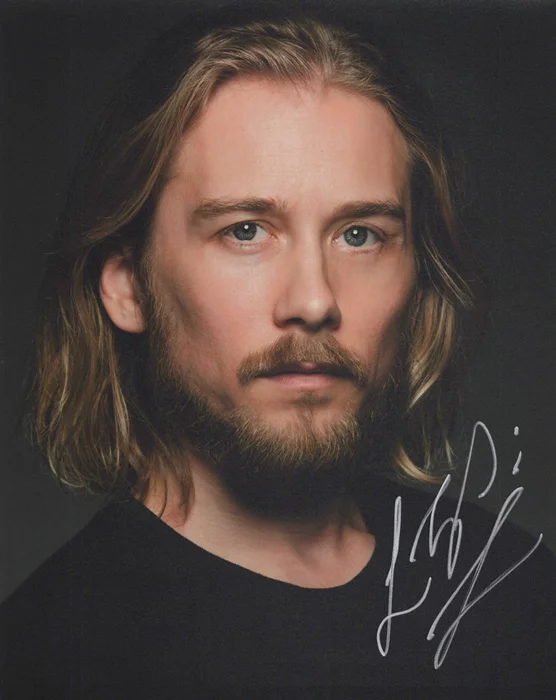Lou Taylor Pucci autograph