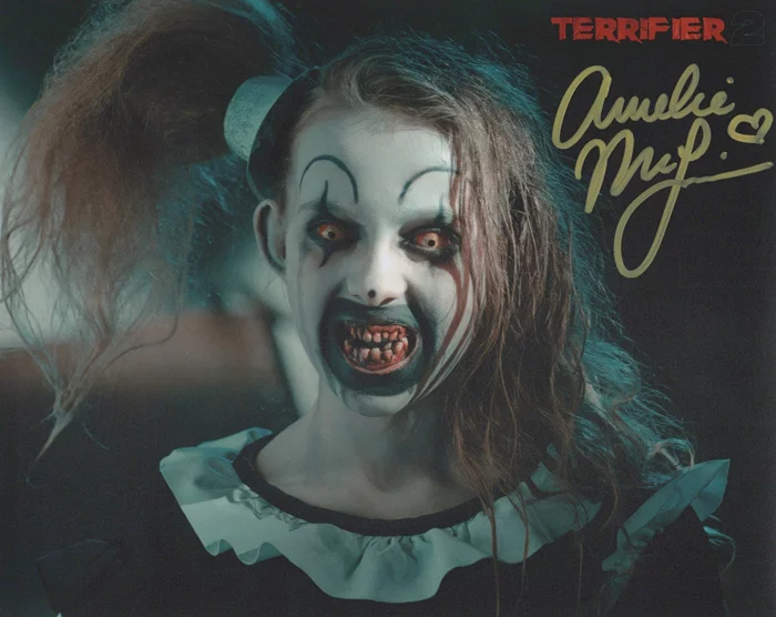 Amelie McLain autograph