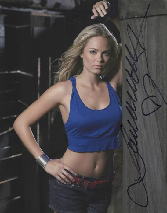 Laura Vandervoort autograph