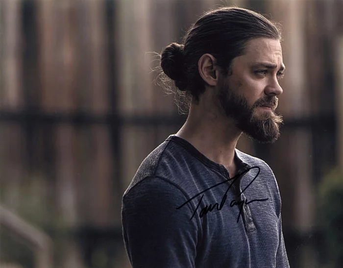 Tom Payne autograph