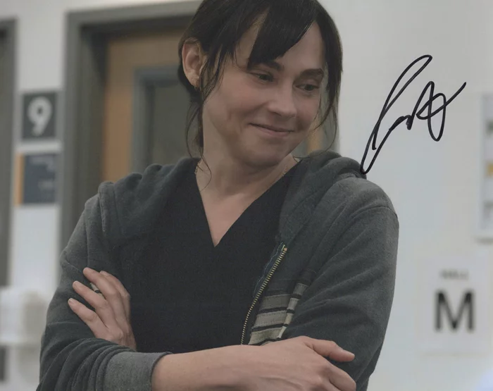 Fiona Dourif autograph