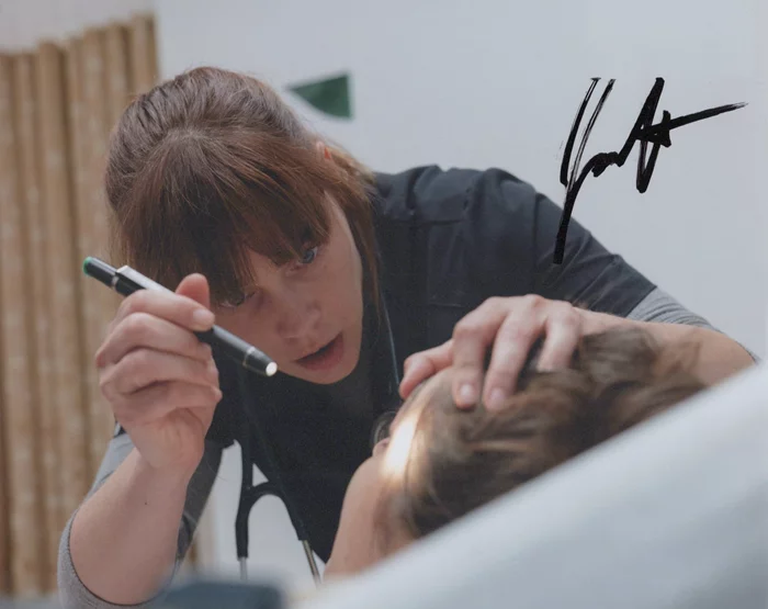 Fiona Dourif autograph