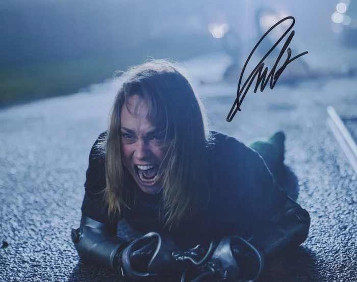 Fiona Dourif autograph